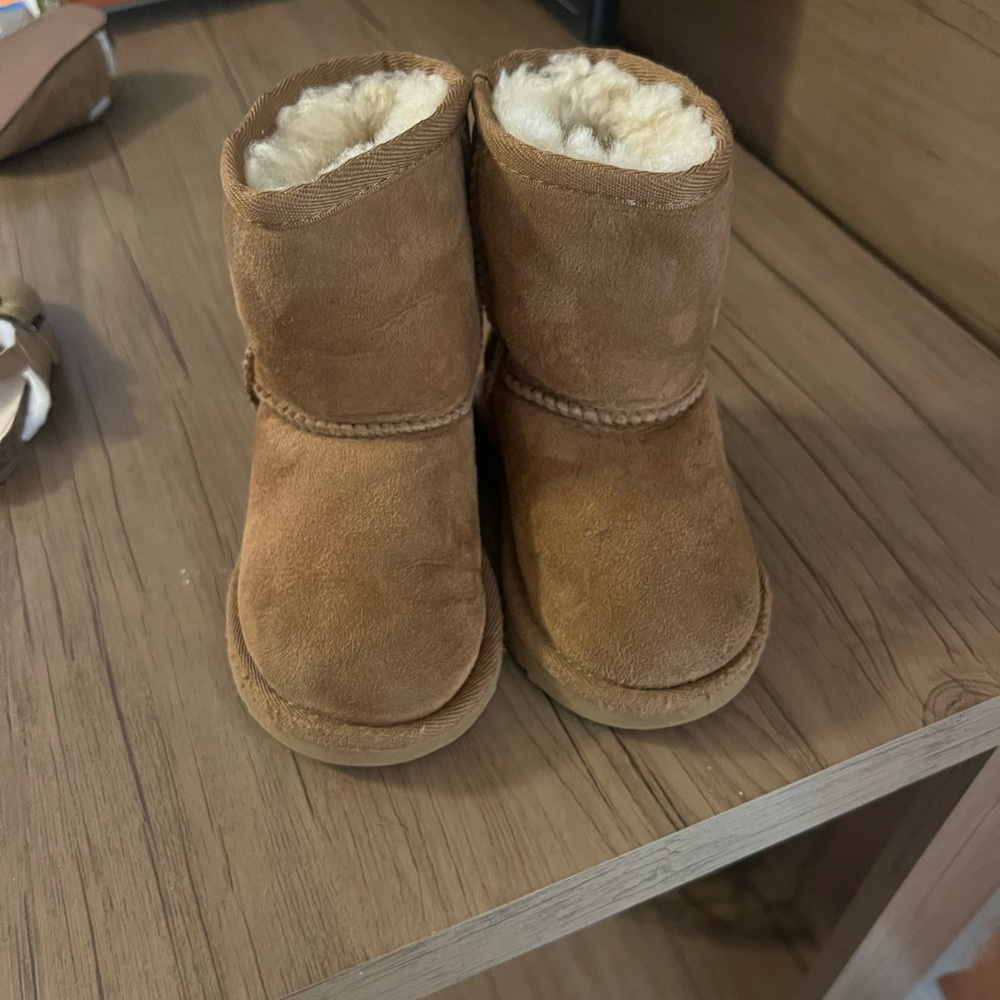 Baby/toddler uggs size 6
